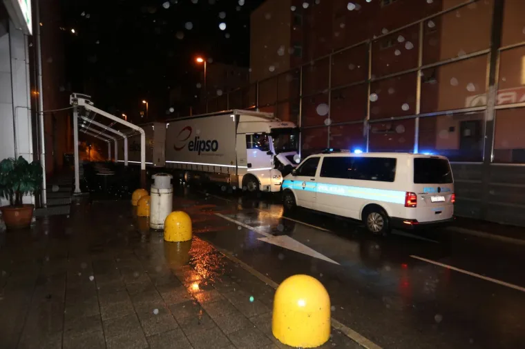 NESREĆA U RIJECI: Kamion s prikolicom se zabio u zaštitnu ogradu