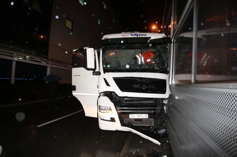 NESREĆA U RIJECI: Kamion s prikolicom se zabio u zaštitnu ogradu