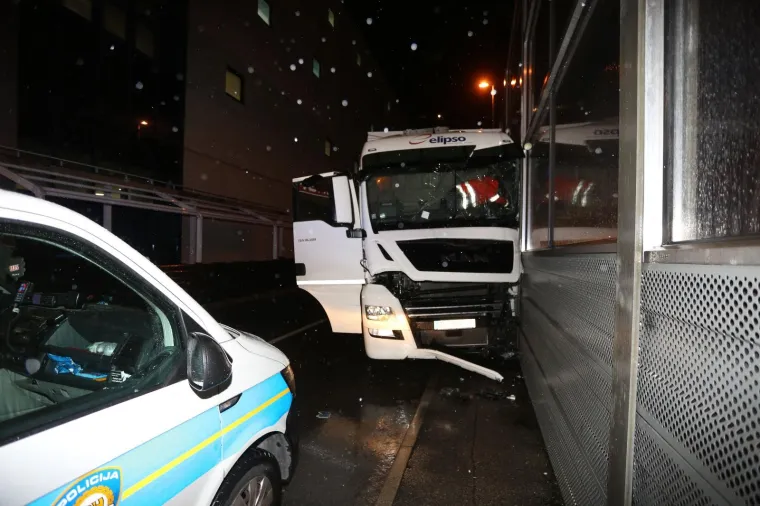 NESREĆA U RIJECI: Kamion s prikolicom se zabio u zaštitnu ogradu