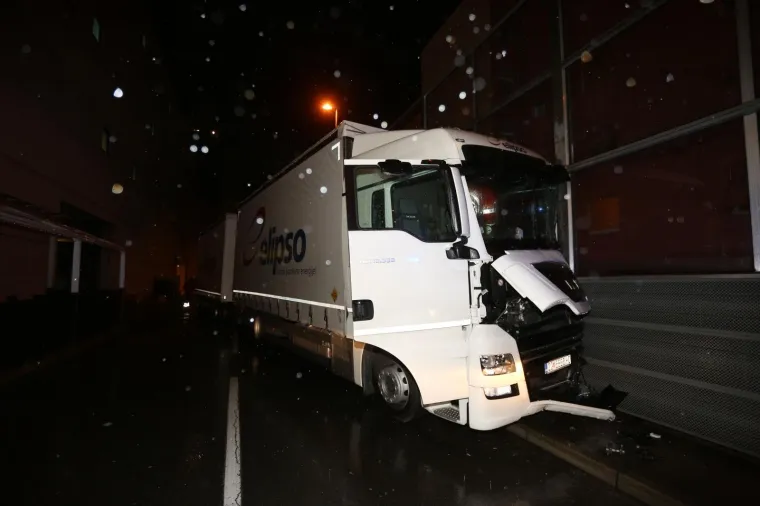 NESREĆA U RIJECI: Kamion s prikolicom se zabio u zaštitnu ogradu