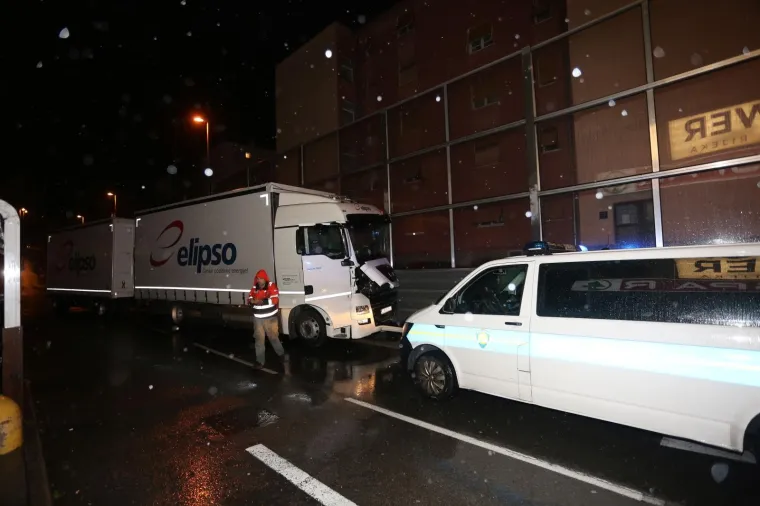 NESREĆA U RIJECI: Kamion s prikolicom se zabio u zaštitnu ogradu