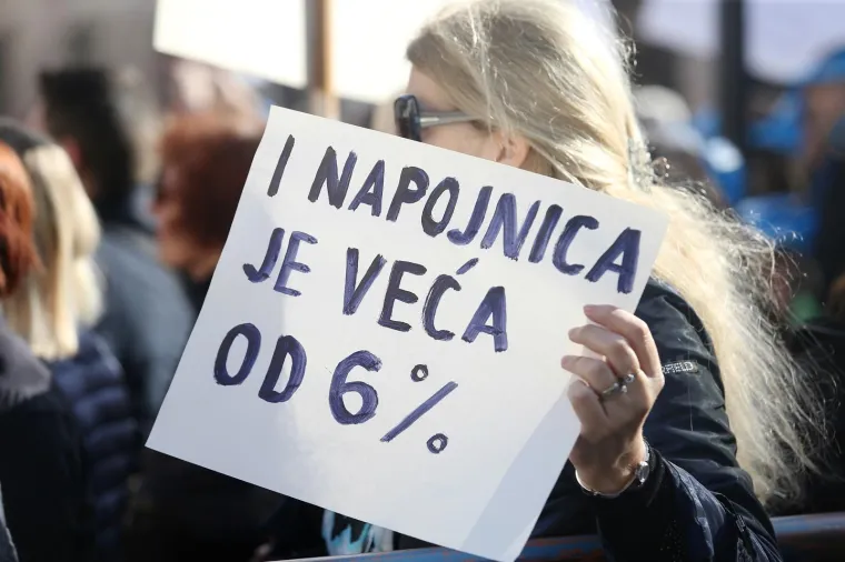 Prosvjetari i nizom transparenata jasno poručili: 'Nemamo pravo odustati, idemo dalje!'