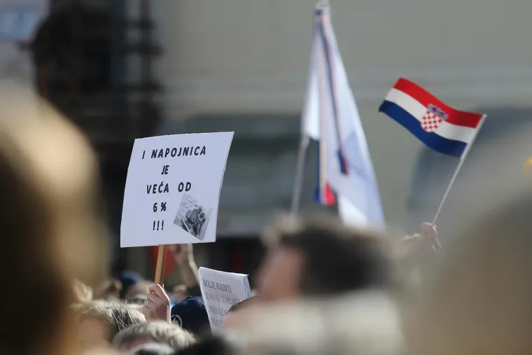 Prosvjetari i nizom transparenata jasno poručili: 'Nemamo pravo odustati, idemo dalje!'