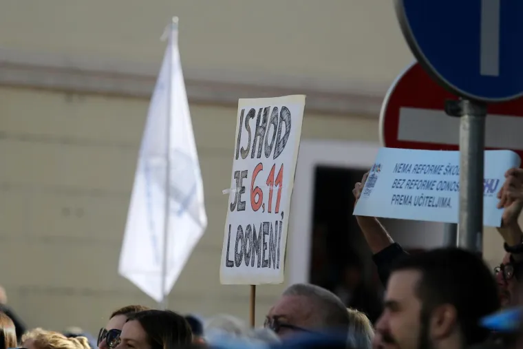 Prosvjetari i nizom transparenata jasno poručili: 'Nemamo pravo odustati, idemo dalje!'