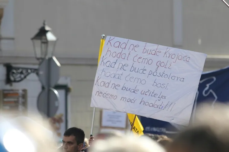 Prosvjetari i nizom transparenata jasno poručili: 'Nemamo pravo odustati, idemo dalje!'