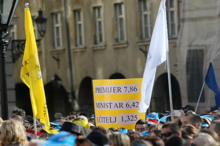 Prosvjetari i nizom transparenata jasno poručili: 'Nemamo pravo odustati, idemo dalje!'