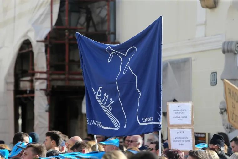 Prosvjetari i nizom transparenata jasno poručili: 'Nemamo pravo odustati, idemo dalje!'