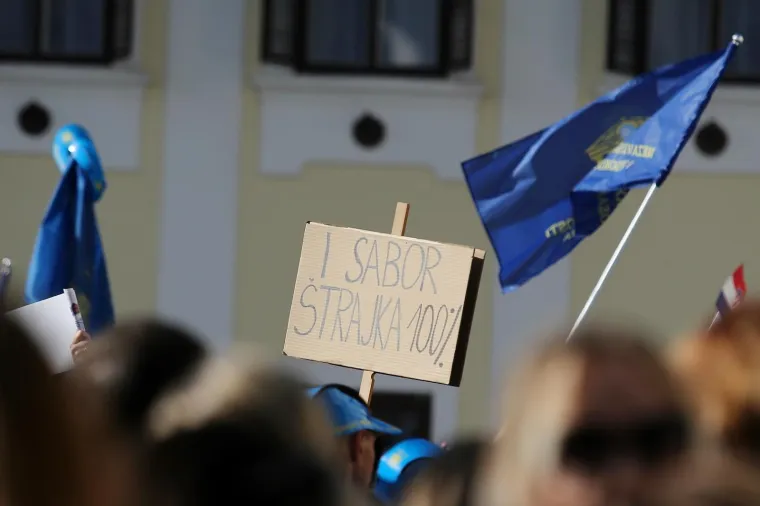 Prosvjetari i nizom transparenata jasno poručili: 'Nemamo pravo odustati, idemo dalje!'