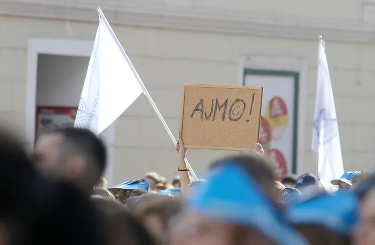 Prosvjetari i nizom transparenata jasno poručili: 'Nemamo pravo odustati, idemo dalje!'