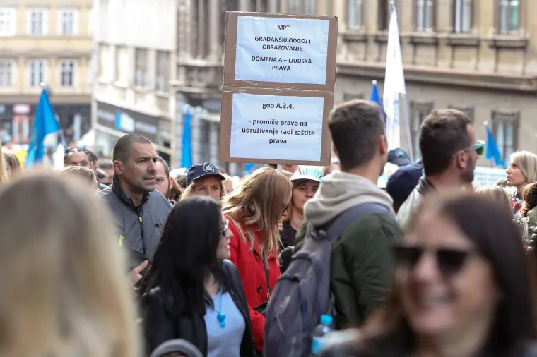 Prosvjetari i nizom transparenata jasno poručili: 'Nemamo pravo odustati, idemo dalje!'