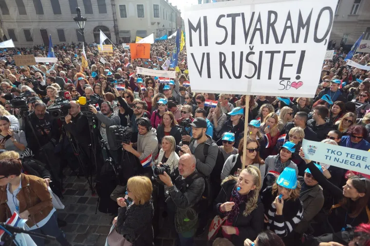 Prosvjetari i nizom transparenata jasno poručili: 'Nemamo pravo odustati, idemo dalje!'