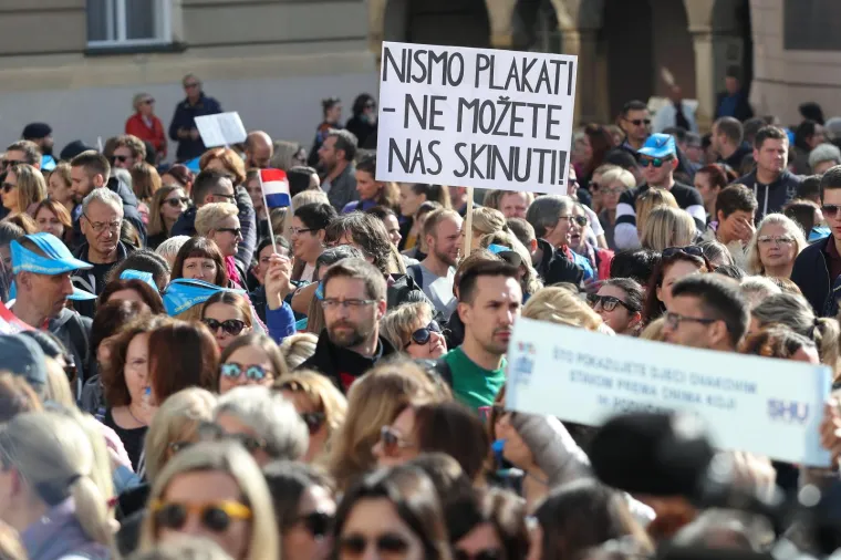 Prosvjetari i nizom transparenata jasno poručili: 'Nemamo pravo odustati, idemo dalje!'