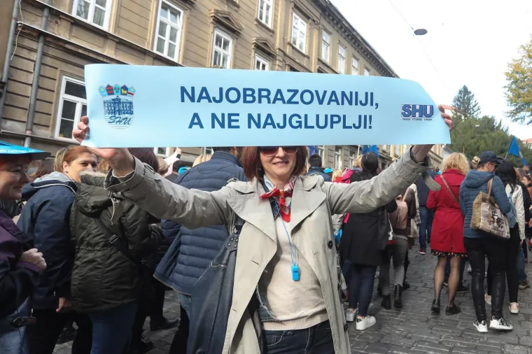 Prosvjetari i nizom transparenata jasno poručili: 'Nemamo pravo odustati, idemo dalje!'