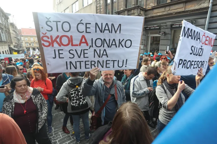 Prosvjetari i nizom transparenata jasno poručili: 'Nemamo pravo odustati, idemo dalje!'