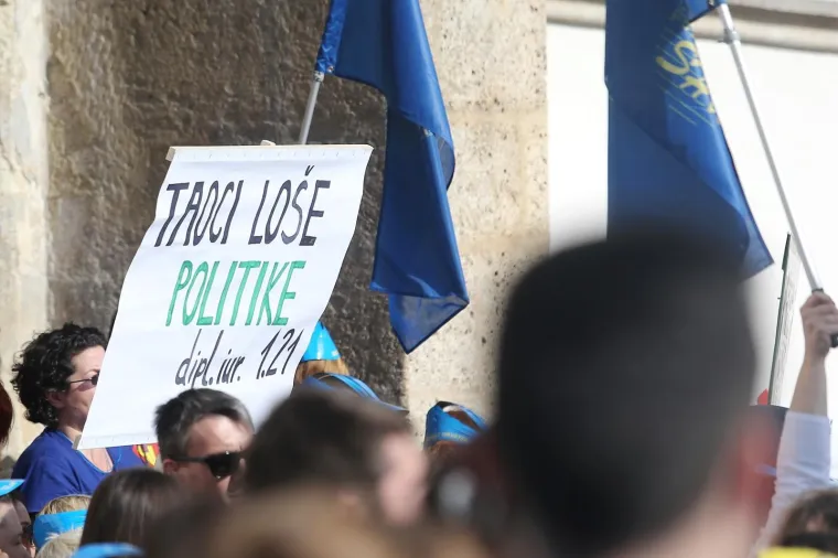 Prosvjetari i nizom transparenata jasno poručili: 'Nemamo pravo odustati, idemo dalje!'