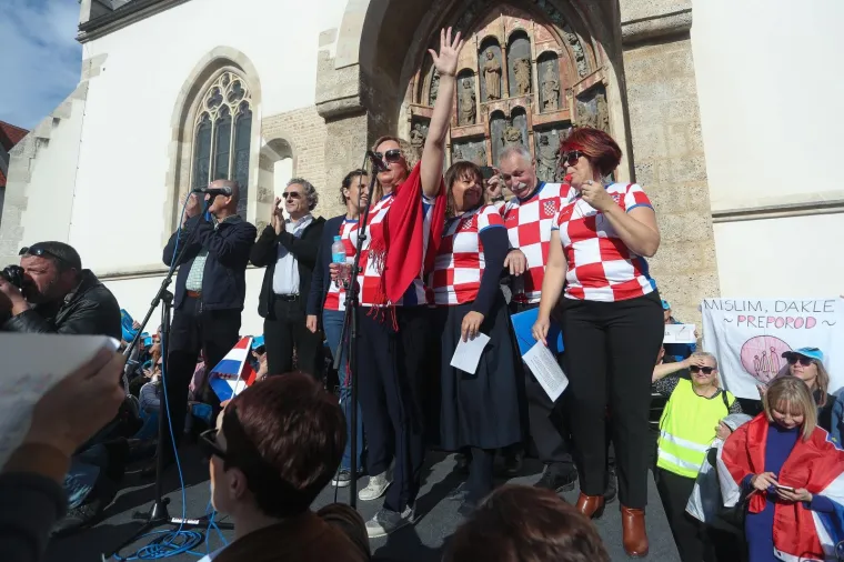 Prosvjetari pred Vladom: 'Mi bismo radije bili u razredima s na&scaron;im učenicima'