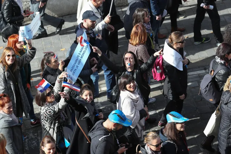 Prosvjetari pred Vladom: 'Mi bismo radije bili u razredima s na&scaron;im učenicima'