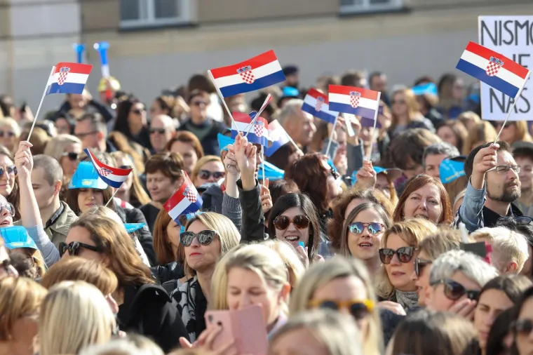 Prosvjetari pred Vladom: 'Mi bismo radije bili u razredima s na&scaron;im učenicima'