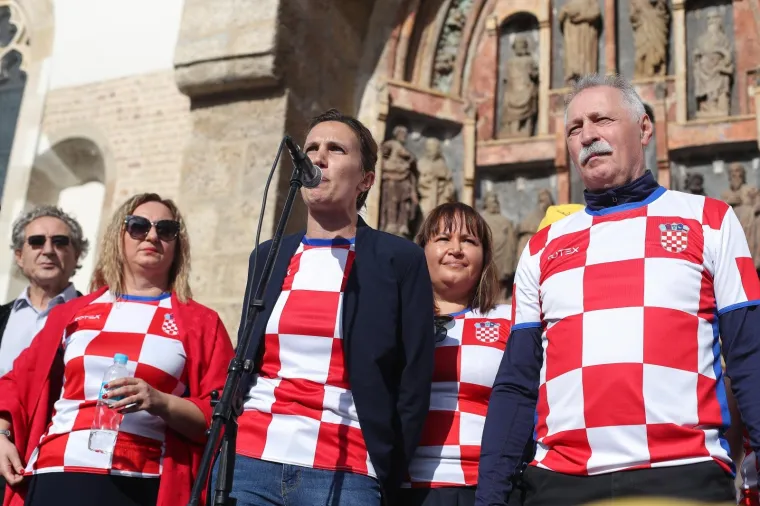 Prosvjetari pred Vladom: 'Mi bismo radije bili u razredima s na&scaron;im učenicima'