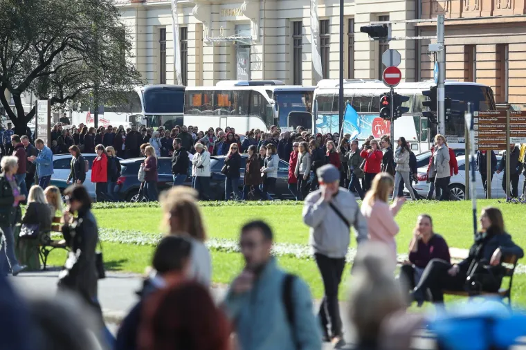 Prosvjetari pred Vladom: 'Mi bismo radije bili u razredima s na&scaron;im učenicima'