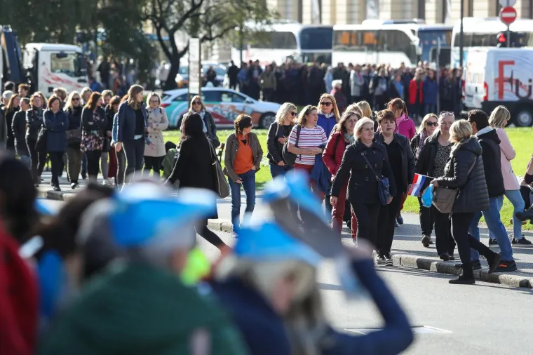Prosvjetari pred Vladom: 'Mi bismo radije bili u razredima s na&scaron;im učenicima'