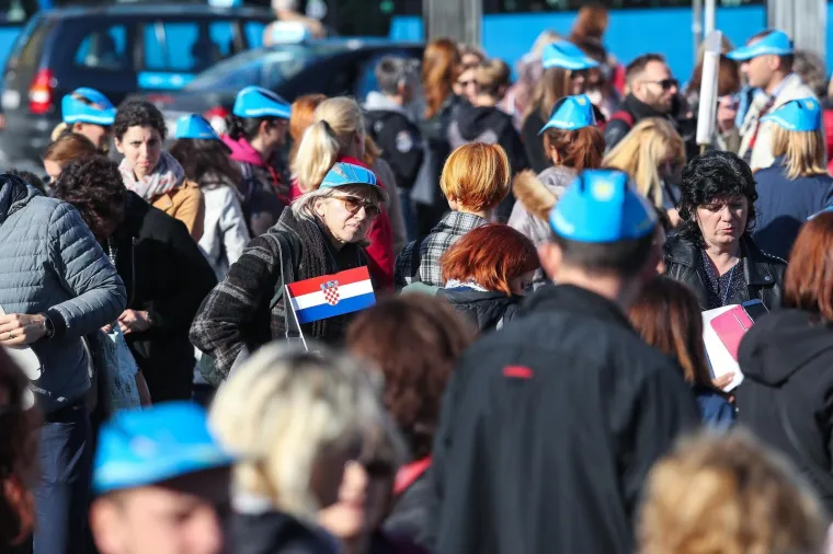 Prosvjetari pred Vladom: 'Mi bismo radije bili u razredima s na&scaron;im učenicima'