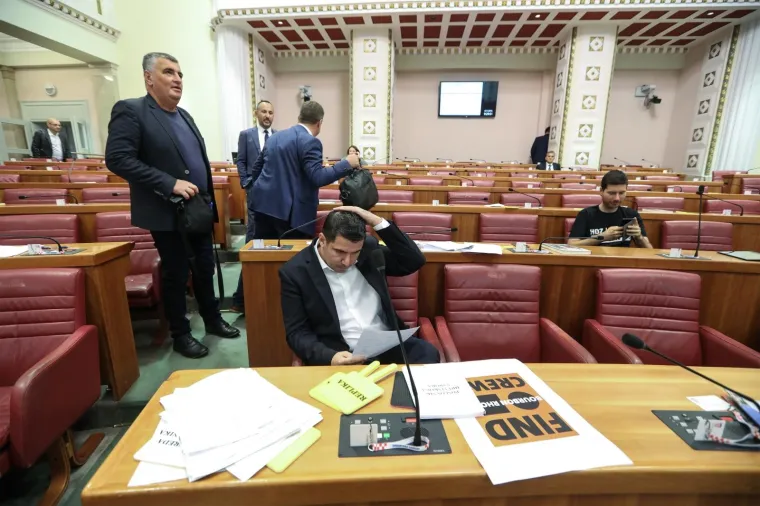 Saborski zaštitari opet imali posla zbog Pernara: Nakon svađe s Brkićem izbačen iz Sabora