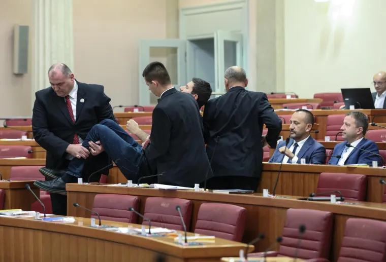 Saborski zaštitari opet imali posla zbog Pernara: Nakon svađe s Brkićem izbačen iz Sabora