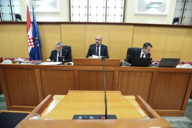 Saborski zaštitari opet imali posla zbog Pernara: Nakon svađe s Brkićem izbačen iz Sabora