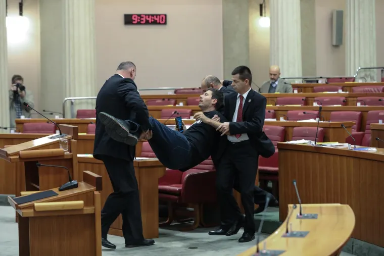 Saborski zaštitari opet imali posla zbog Pernara: Nakon svađe s Brkićem izbačen iz Sabora