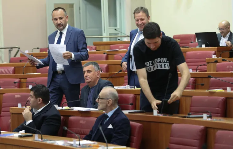 Saborski zaštitari opet imali posla zbog Pernara: Nakon svađe s Brkićem izbačen iz Sabora