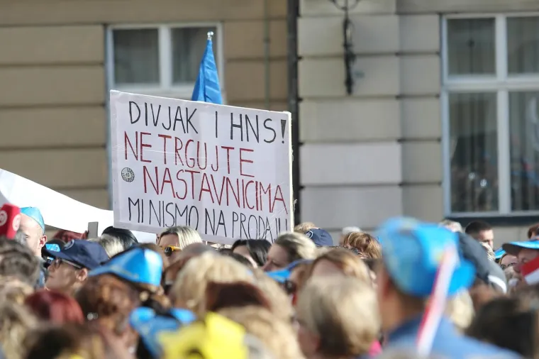 MNO&Scaron;TVO TRANSPARENATA NA PROSVJEDU PROSVJETARA NA MARKOVU TRGU: 'Mi stvaramo, vi ru&scaron;ite'