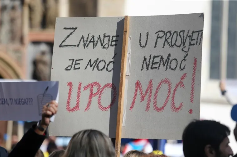 MNO&Scaron;TVO TRANSPARENATA NA PROSVJEDU PROSVJETARA NA MARKOVU TRGU: 'Mi stvaramo, vi ru&scaron;ite'