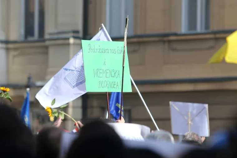 MNO&Scaron;TVO TRANSPARENATA NA PROSVJEDU PROSVJETARA NA MARKOVU TRGU: 'Mi stvaramo, vi ru&scaron;ite'