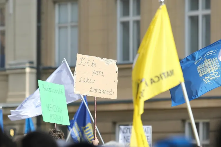 MNO&Scaron;TVO TRANSPARENATA NA PROSVJEDU PROSVJETARA NA MARKOVU TRGU: 'Mi stvaramo, vi ru&scaron;ite'