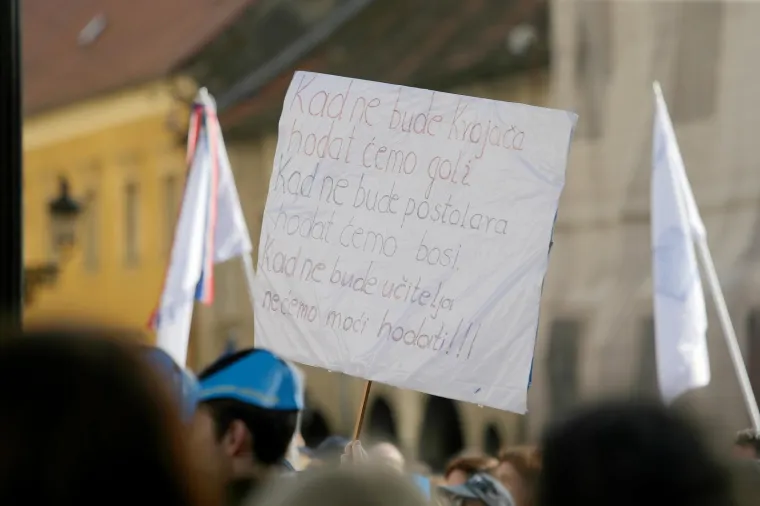 MNO&Scaron;TVO TRANSPARENATA NA PROSVJEDU PROSVJETARA NA MARKOVU TRGU: 'Mi stvaramo, vi ru&scaron;ite'