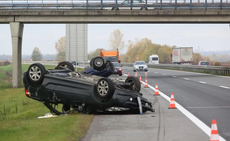 Prometna nesreća na autocesti A3 kod čvora Križ. Dva automobila završila su na krovu.