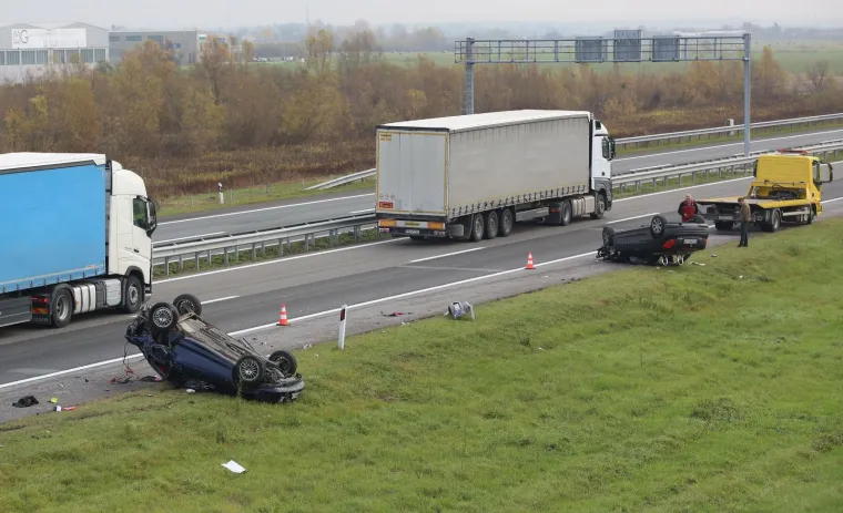 TEŠKA PROMETNA NESREĆA NA A3 KOD ČVORA KRIŽ: Dva automobila završila na krovu