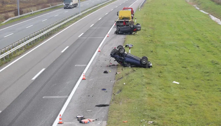 TEŠKA PROMETNA NESREĆA NA A3 KOD ČVORA KRIŽ: Dva automobila završila na krovu