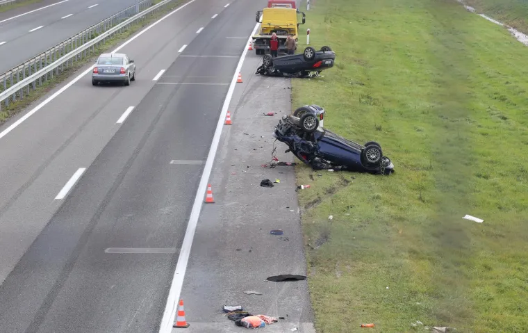 TEŠKA PROMETNA NESREĆA NA A3 KOD ČVORA KRIŽ: Dva automobila završila na krovu