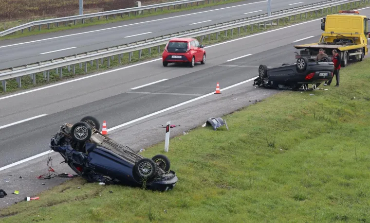 TEŠKA PROMETNA NESREĆA NA A3 KOD ČVORA KRIŽ: Dva automobila završila na krovu