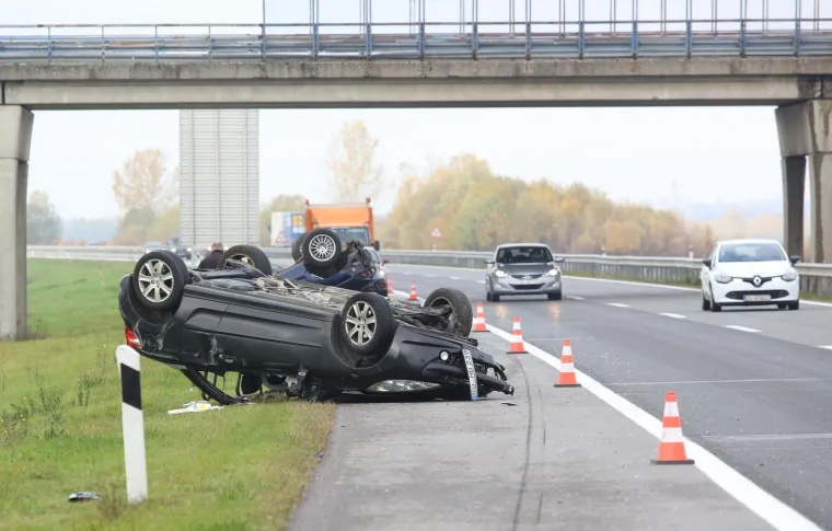 TEŠKA PROMETNA NESREĆA NA A3 KOD ČVORA KRIŽ: Dva automobila završila na krovu