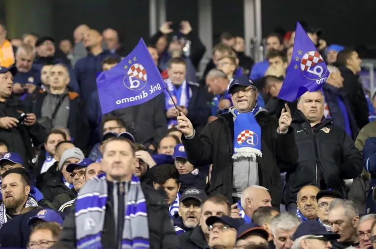 KRCATE MAKSIMIRSKE TRIBINE DOČEKALE MODRE: Ovakva atmosfera prava je rijetkost na Dinamovim utakmicama