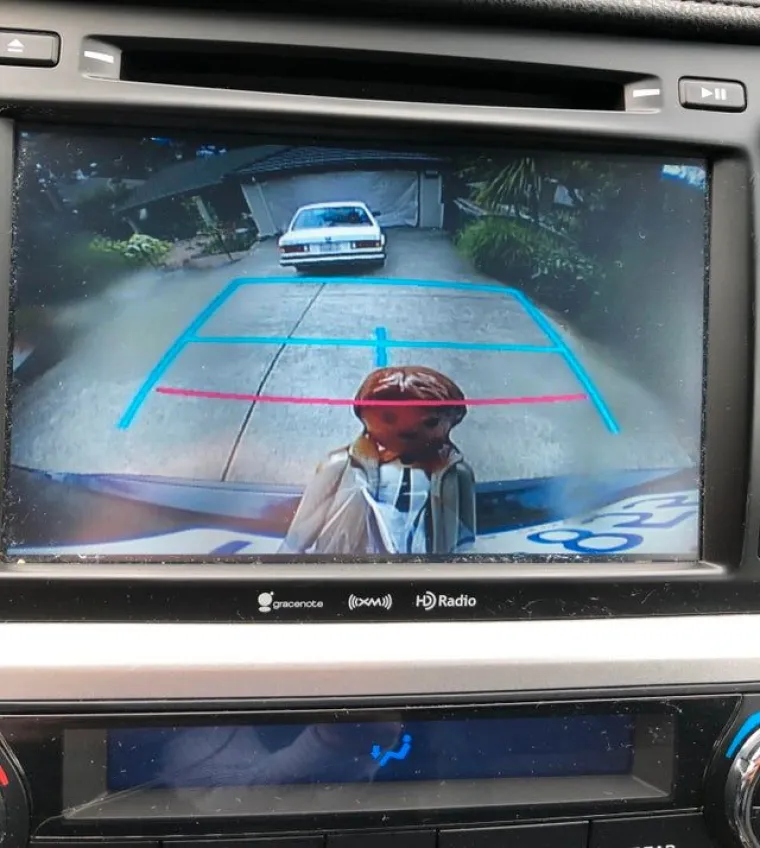 Zgodna spačka - staviti lutkicu ispred stražnje kamere....