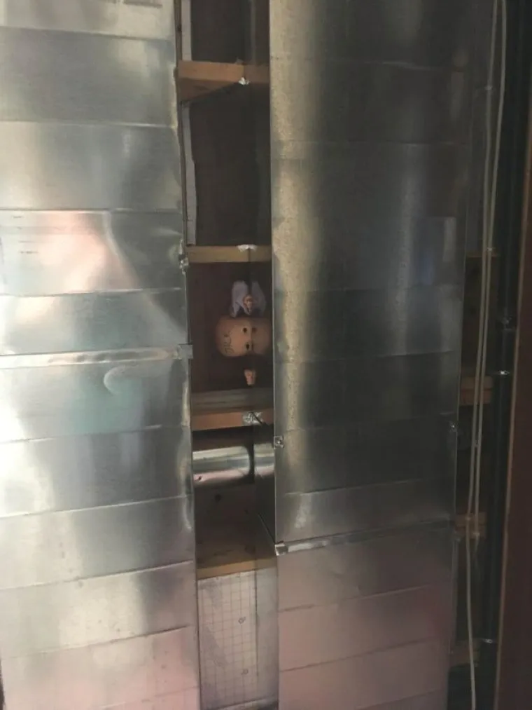 Probudio sam se kod prijatelja u podrumu...  Nisam očekivao ovakvo odlaganje ukrasa za Halloween