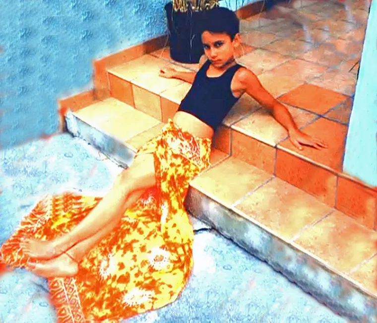 Fotografije nastale još dok je bio dijete, pokazuju da je od malena imao afinitete prema oblačenju ženskkih odjevnih predmeta te poziranju.