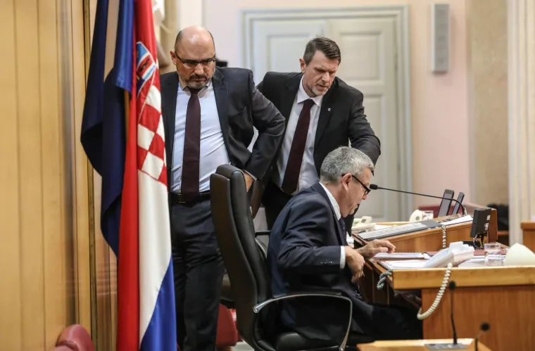 U Zagrebu je nastavljena sjednica Hrvatskog sabora slobodnim izjašnjavanjima klubova zastupnika o aktualnim temama, nakon čega slijedi rasprava o rebalansu ovogodišnjeg Državnog proračuna. Sjednica je prekinuta nakon nekoliko minuta zbog saborskog zastupnika Ivana Pernara koji je nakon opomene od strane potpredsjednika Sabora Miljana Brkića iznesen iz Sabora.