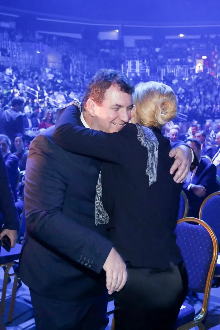 Grabar-Kitarović o svom suprugu: 'Prepoznaje&scaron; li ovog mladog gospodina? Ja ne, ne viđam ga toliko'