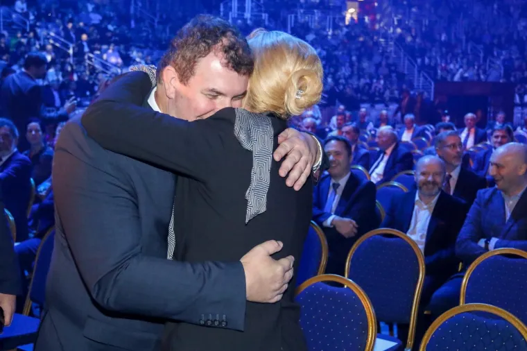 Grabar-Kitarović o svom suprugu: 'Prepoznaje&scaron; li ovog mladog gospodina? Ja ne, ne viđam ga toliko'