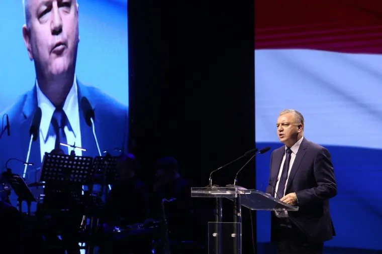 Grabar-Kitarović o svom suprugu: 'Prepoznaje&scaron; li ovog mladog gospodina? Ja ne, ne viđam ga toliko'